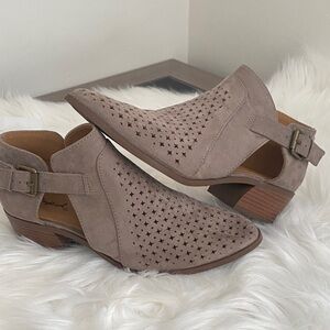 Women’s Qupid Taupe laser cut stars Ankle Booties size 8